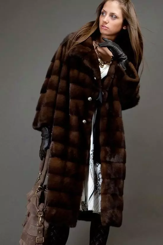 Γυναικεία γούνα παλτά από φυσική γούνα (65 φωτογραφίες): Πώς να μάθετε ένα φυσικό παλτό γούνας ή όχι πόσο 694_59