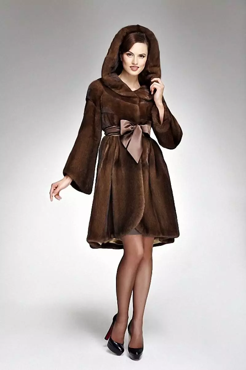 Sweething معطف فرو (80 صور): نماذج كبيرة الحجم، وكيفية اختيار معطف الفراء من الكيب، استعراض 699_26