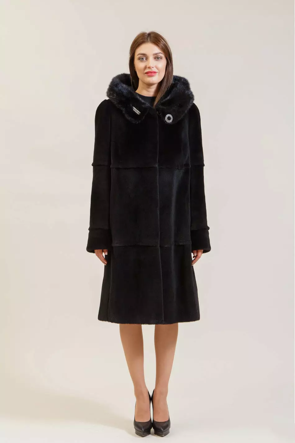 Sweeyth γούνα παλτό (80 φωτογραφίες): μοντέλα μεγάλου μεγέθους, πώς να επιλέξετε ένα παλτό γούνας από τη Nutria, σχόλια 699_31
