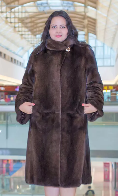 Sweeting Fur Coat (80 Foto): Model saiz yang besar, Bagaimana untuk memilih kot bulu dari Nutria, ulasan 699_35