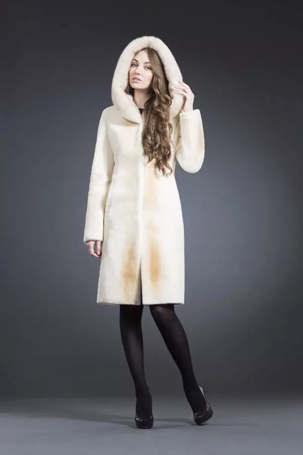 Sweeyth γούνα παλτό (80 φωτογραφίες): μοντέλα μεγάλου μεγέθους, πώς να επιλέξετε ένα παλτό γούνας από τη Nutria, σχόλια 699_48