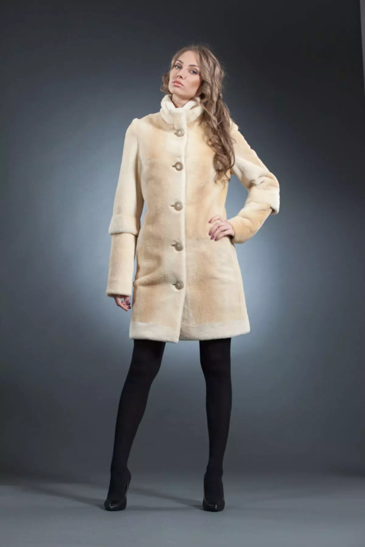 Sweeting Fur Coat (80 Foto): Model saiz yang besar, Bagaimana untuk memilih kot bulu dari Nutria, ulasan 699_59