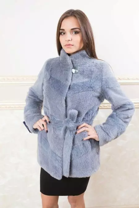 Sweemething Fur Coat (80 Mga Litrato): Daghang mga modelo sa gidak-on, kung giunsa pagpili ang usa ka coat nga balahibo gikan sa nutria, mga pagsusi 699_60