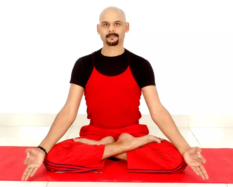 Moona Tradha: Téhnik palaksanaan pikeun awéwé sareng lalaki root dina yoga. Naon pangaruh sareng kauntungan? Kumaha carana ngalakukeun latihan anu leres? 7039_3