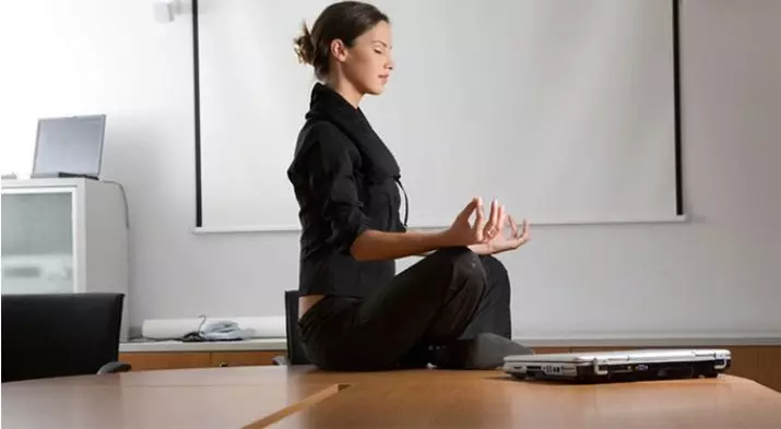 Aamu meditaatio naisille: Miksi aamulla? Valmistelu ja säännöt yksinkertaisten tehokkaiden tekniikoiden suorittamiseksi 7053_7