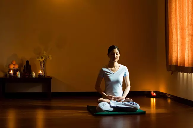 Meditasi untuk pemula: bagaimana untuk belajar bagaimana untuk bermeditasi dengan betul? Di mana untuk memulakan pendatang baru? Penerangan teknologi, pelajaran yoga dan meditasi mudah 7057_18