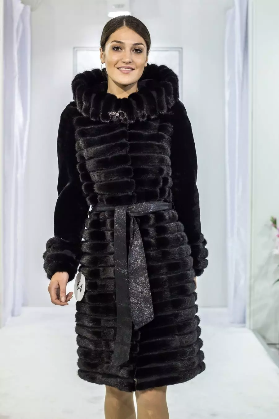 Muton Fur Coat with Mink Finish (51 լուսանկար). Muton մոդելներ Mink Collar- ի հետ 708_30