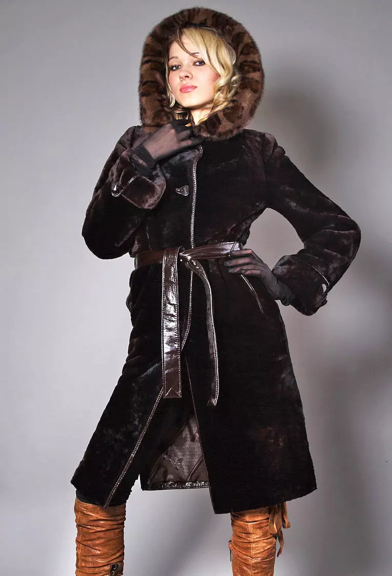 Mink பூச்சு கொண்ட Muton Fur Coat (51 புகைப்படங்கள்): Mink காலர் கொண்ட Muton மாடல்கள் 708_41