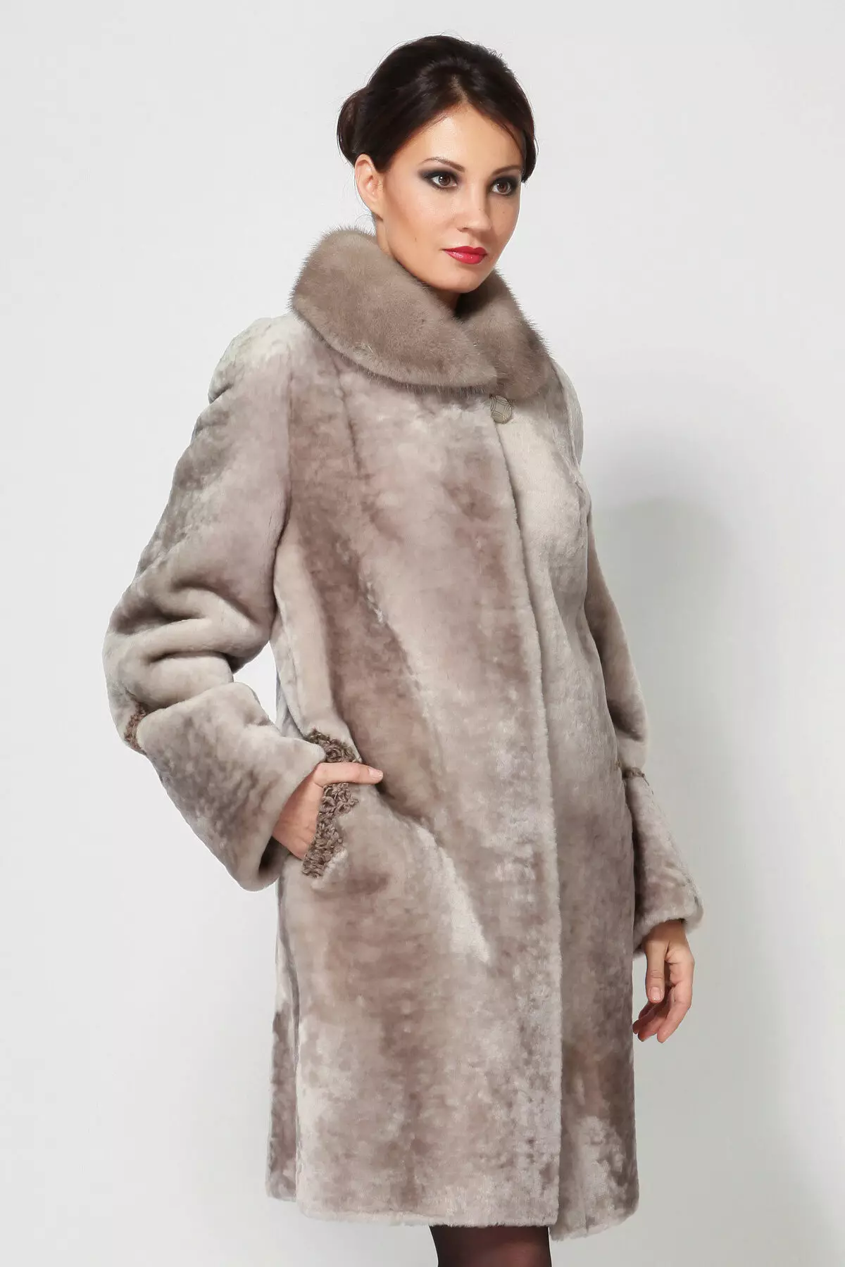 Muton Fur Coat with Mink Finish (51 լուսանկար). Muton մոդելներ Mink Collar- ի հետ 708_42