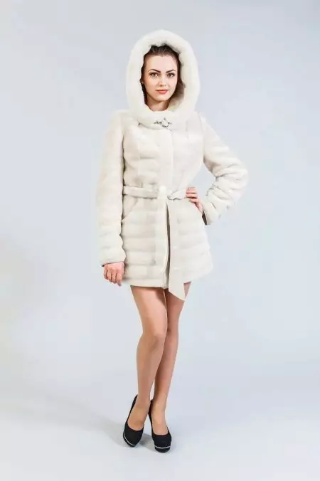 Mink பூச்சு கொண்ட Muton Fur Coat (51 புகைப்படங்கள்): Mink காலர் கொண்ட Muton மாடல்கள் 708_49