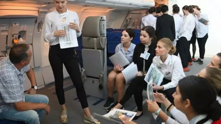 Stewardess og flugfreyja (12 myndir): Hversu mikið færðu í Rússlandi? Lögun af vinnu í Aeroflot. Hvað þarftu að verða flugfreyja? 7090_10