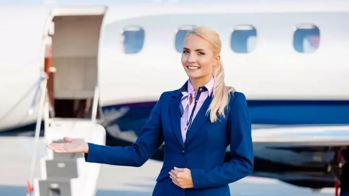 Hôtesse de l'hôtesse et gardien de bord (12 photos): Combien gagnez-vous en Russie? Caractéristiques du travail dans Aeroflot. De quoi avez-vous besoin pour devenir un agent de bord? 7090_12