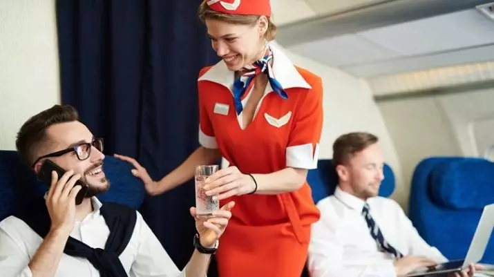 Stewardess und Flugbegleiter (12 Fotos): Wie viel verdienen Sie in Russland? Merkmale der Arbeit in Aeroflot. Was brauchst du, um ein Flugbegleiter zu werden? 7090_6