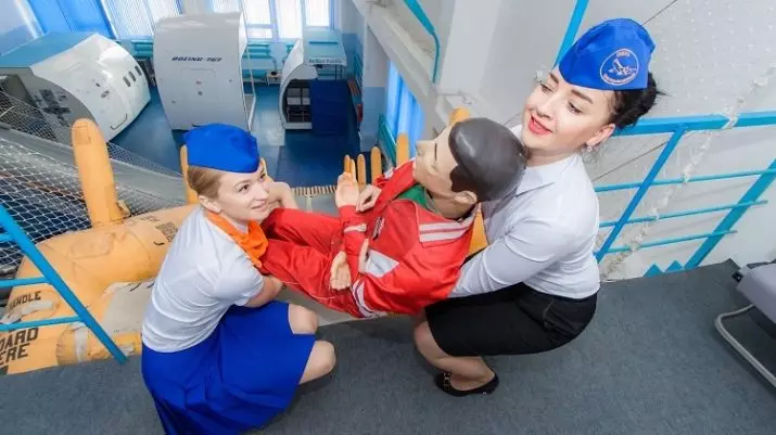 Azafata e asistente de voo (12 fotos): Canto gañas en Rusia? Características do traballo en Aeroflot. Que debes facer un asistente de voo? 7090_9