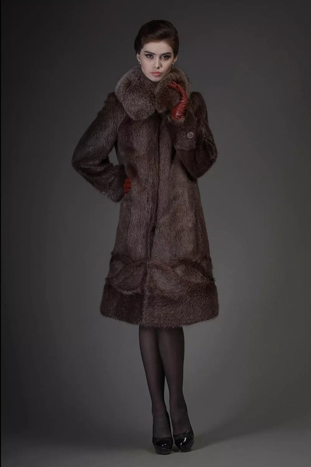 Cappotto di pelliccia NUTRIA (113 foto): Quanto costa il cappotto nutriente, dallo scudo nutria, caldo o no, blu nutria, bianco, con cappuccio, recensioni 711_2