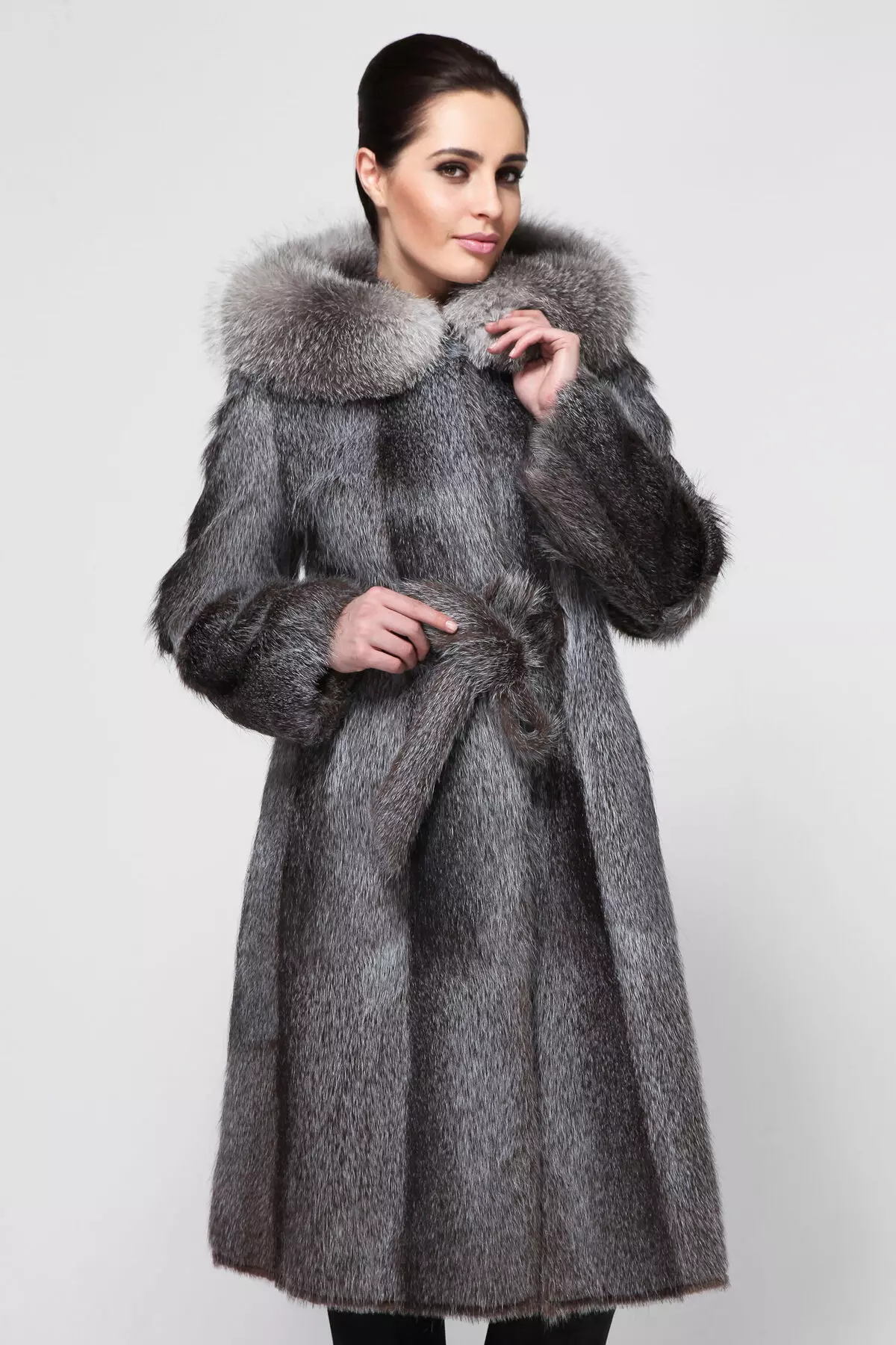 Nutria Fur Coat (113 zdjęcia): Ile kosztuje płaszcz odżywczy, z tarczy Nutria, ciepłe lub nie, niebieskie Nutria, białe, z kapturem, recenzje 711_20