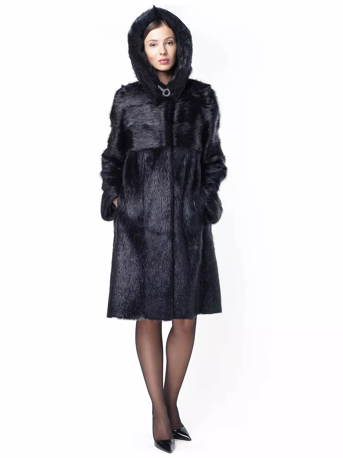 Nutria Fur Coat (113 zdjęcia): Ile kosztuje płaszcz odżywczy, z tarczy Nutria, ciepłe lub nie, niebieskie Nutria, białe, z kapturem, recenzje 711_26