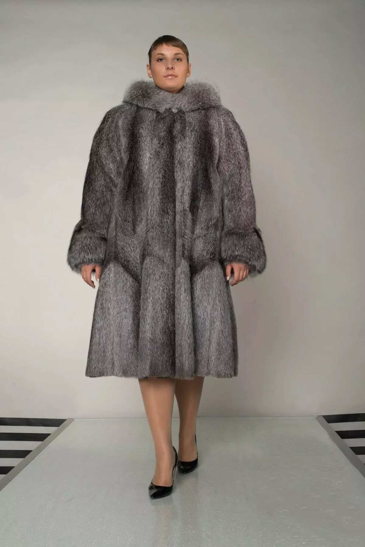 Cappotto di pelliccia NUTRIA (113 foto): Quanto costa il cappotto nutriente, dallo scudo nutria, caldo o no, blu nutria, bianco, con cappuccio, recensioni 711_45