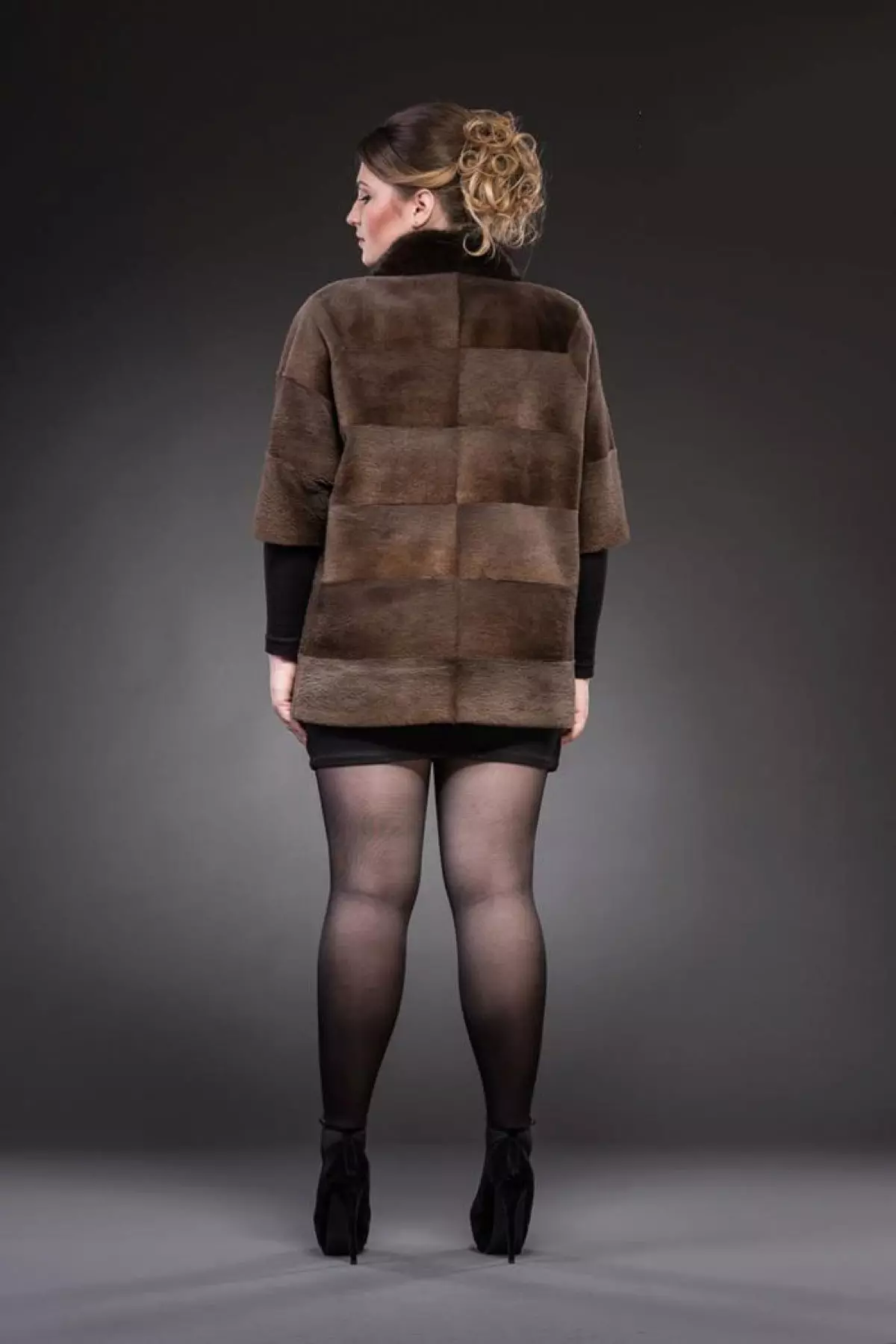 Cappotto di pelliccia NUTRIA (113 foto): Quanto costa il cappotto nutriente, dallo scudo nutria, caldo o no, blu nutria, bianco, con cappuccio, recensioni 711_47