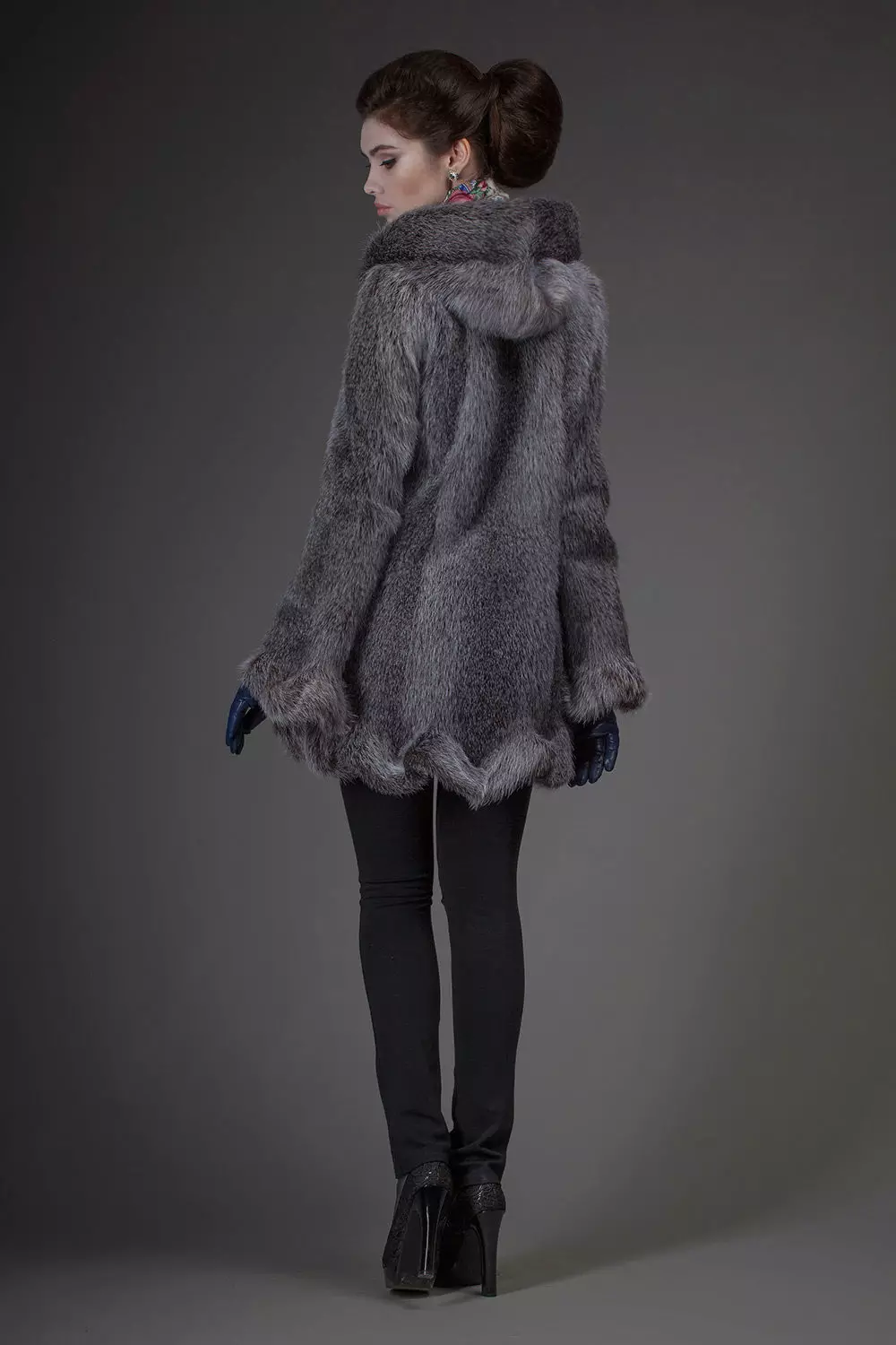 Нутрии кожено палто (113 снимки): колко прави хранителен разходите палто от нутрия на щит, топло или не, синьо нутрия, бели, с качулка, ревюта 711_5