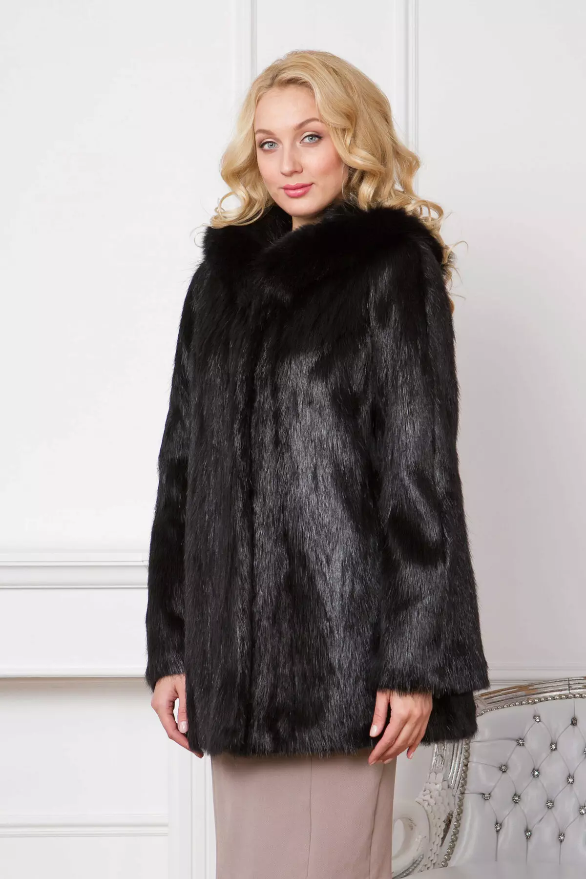 Nutria Fur Coat (113 zdjęcia): Ile kosztuje płaszcz odżywczy, z tarczy Nutria, ciepłe lub nie, niebieskie Nutria, białe, z kapturem, recenzje 711_50