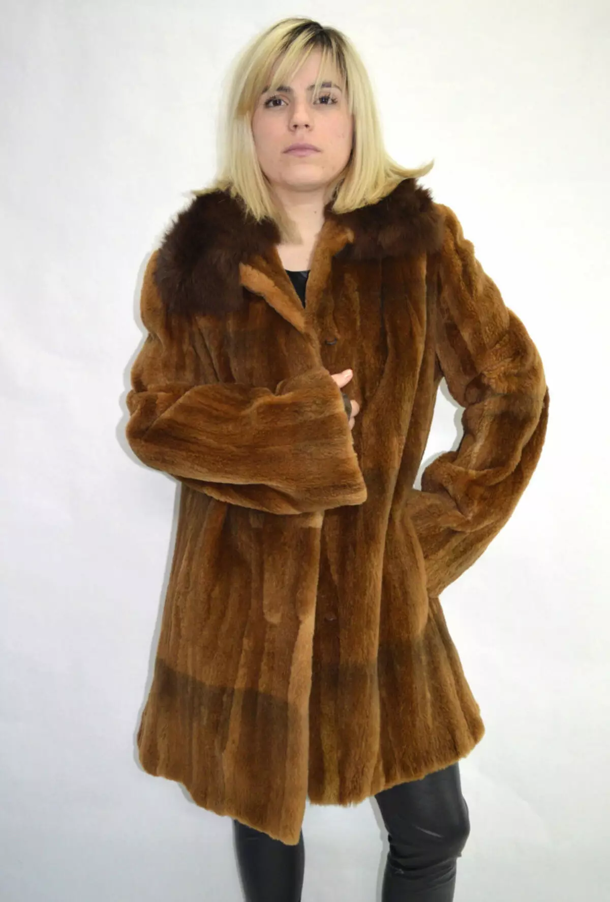 Cappotto di pelliccia NUTRIA (113 foto): Quanto costa il cappotto nutriente, dallo scudo nutria, caldo o no, blu nutria, bianco, con cappuccio, recensioni 711_53
