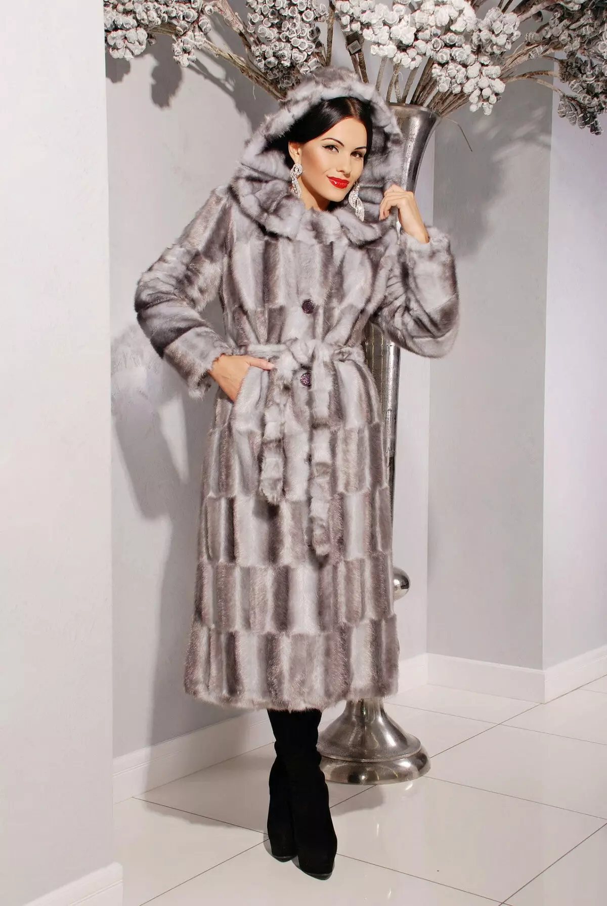 Nutria Fur Coat (113 zdjęcia): Ile kosztuje płaszcz odżywczy, z tarczy Nutria, ciepłe lub nie, niebieskie Nutria, białe, z kapturem, recenzje 711_60