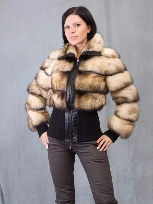 Ferreck fur coat (54 mga larawan): Strike fur-sleeved na mga modelo, na may ferret, cherish na mga review ng amerikana 716_15