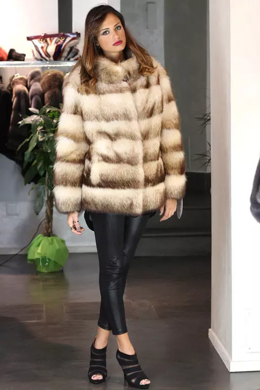 Ferreck Fur Coat (54 fotos): Strike Fur-Sleved Models, con Ferret, Cherish Coat Reviews 716_3
