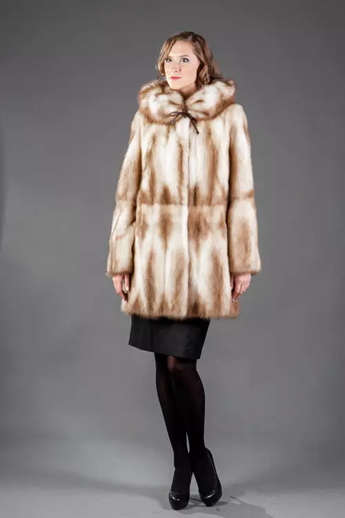 Ferreck Fur Coat (54 fotos): Strike Fur-Sleved Models, con Ferret, Cherish Coat Reviews 716_35