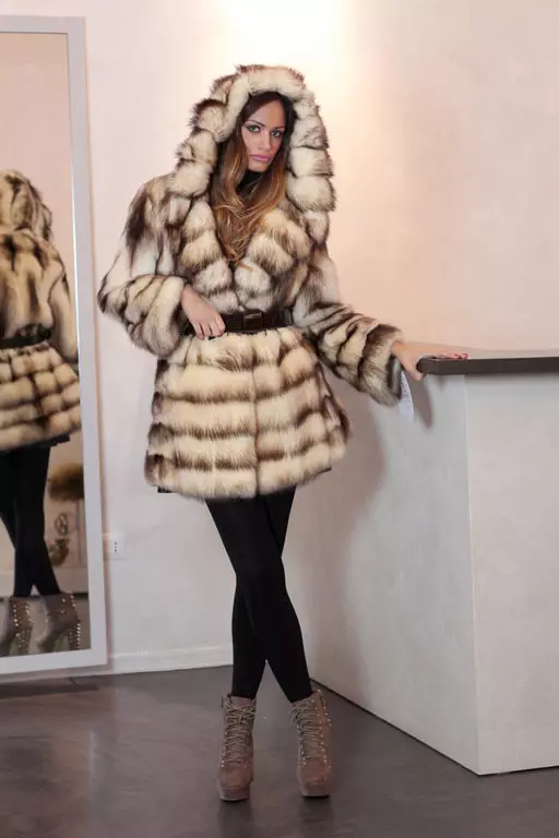 Ferreck Fur Coat (54 fotos): Strike Fur-Sleved Models, con Ferret, Cherish Coat Reviews 716_4