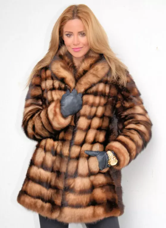 Ferreck fur coat (54 mga larawan): Strike fur-sleeved na mga modelo, na may ferret, cherish na mga review ng amerikana 716_40