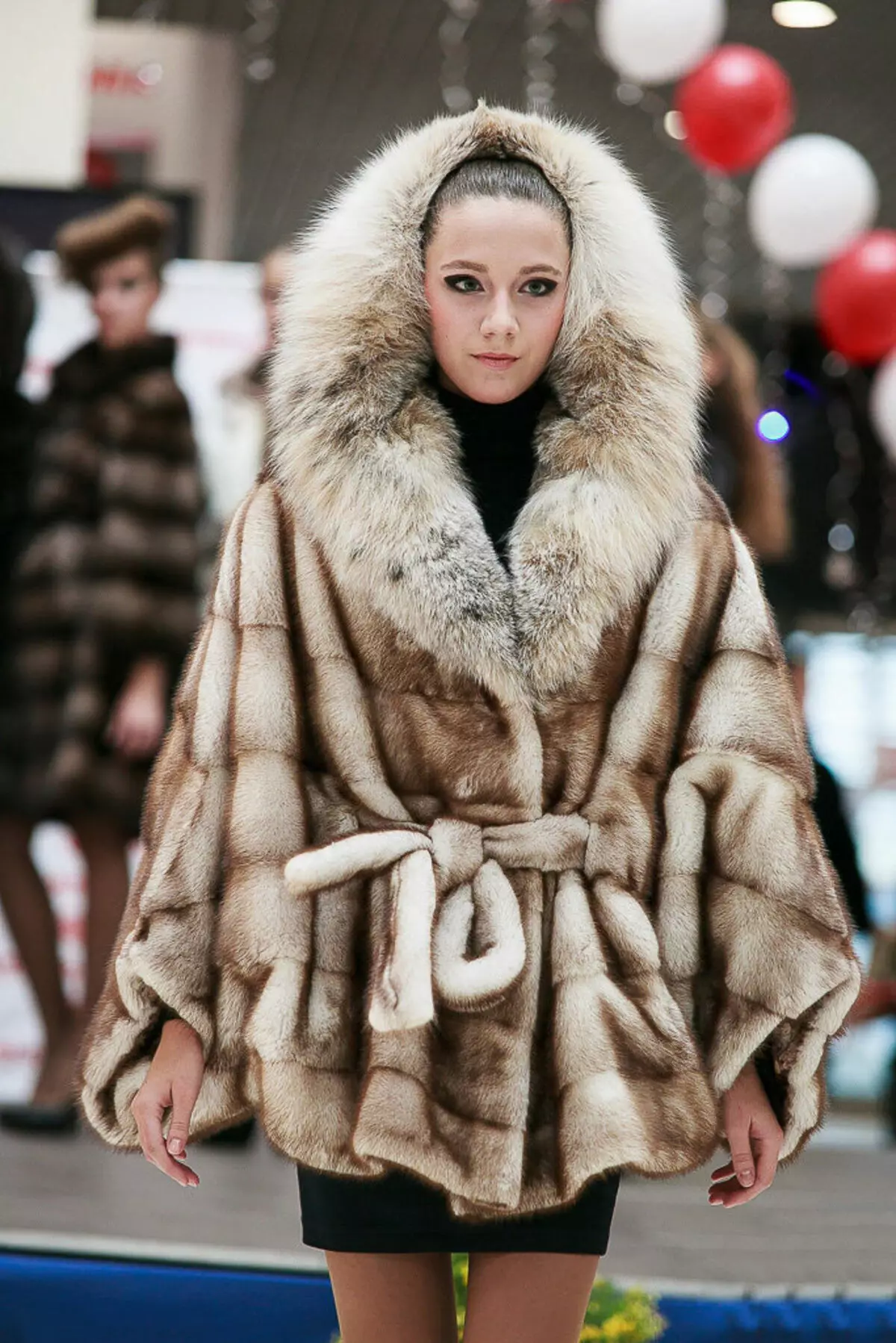 Ferreck Fur Coat (54 bilder): Strike Fur-sleeved modeller, med Ferret, Cherish Coat Recensioner 716_54