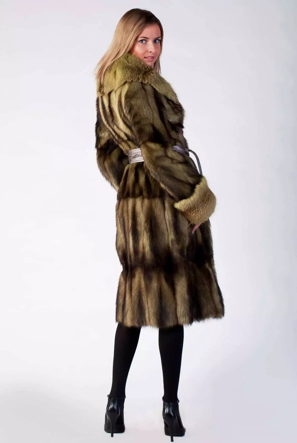 Ferreck Fur Coat (54 fotos): Strike Fur-Sleved Models, con Ferret, Cherish Coat Reviews 716_8