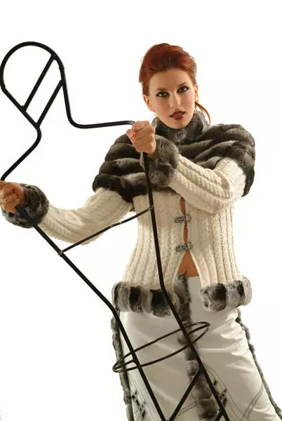 Pleteni krzno plašč (50 fotografij): od preje, krznenega plašča z pletenimi rokavi, iz pletenega krča, iz volne, pletene podlage 718_18
