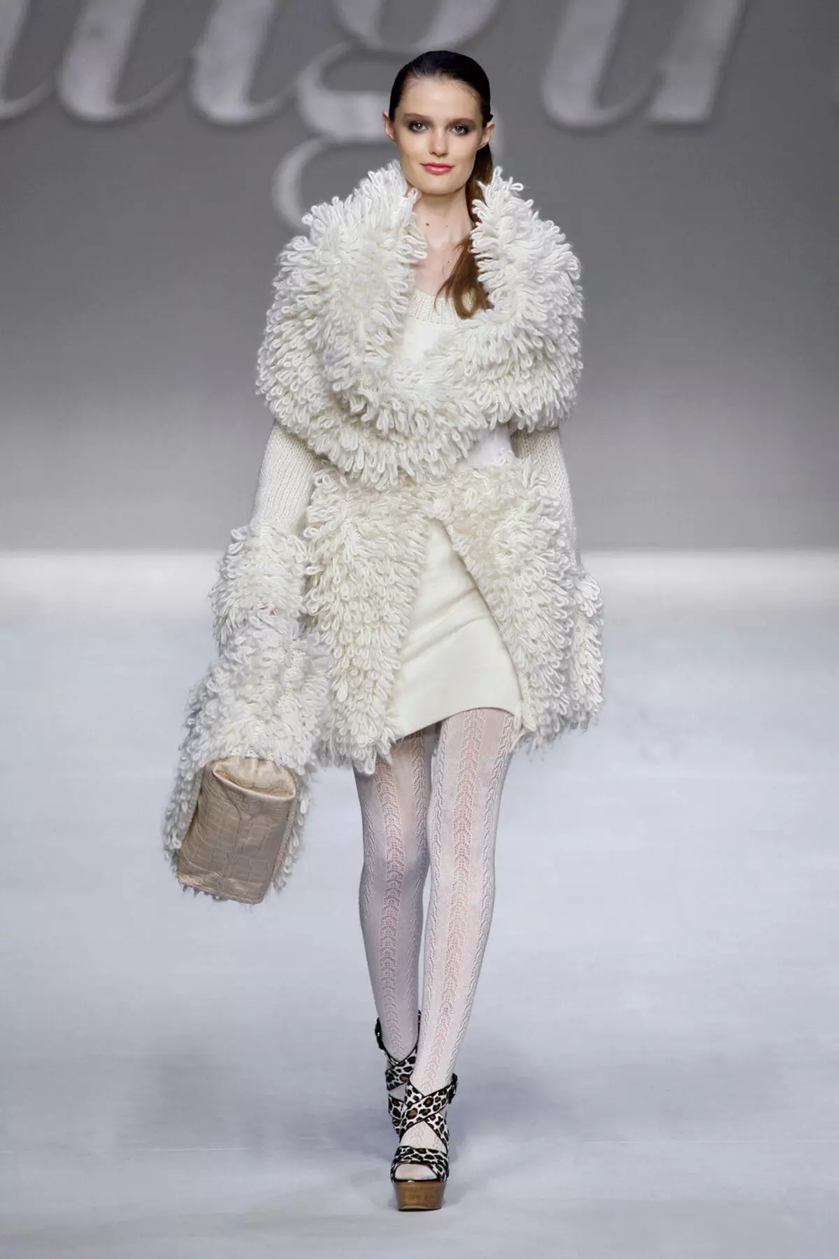 Knitted Fur Coat (50 wêne): Ji yaran, bi kincê knitted, ji çirûskên knitted, ji bîhnek knitted, ji bask, knitted 718_21