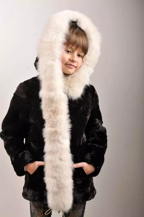 Pelsjakke for en jente (101 bilder): Barnas pelsjakker for en tenåringspike 12 år gammel, pelsjakke på jenter 1-3 år, 4-7 og 8-10 år 719_97
