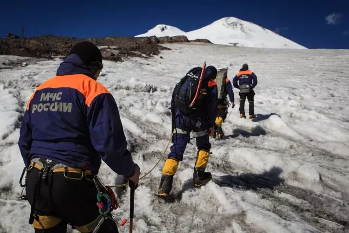 Rescuer: Nödsituationsministeriet och spara seglare på vatten, ansvar på arbetsplatsen i Ryssland, lön och viktiga yrkesegenskaper 7225_2