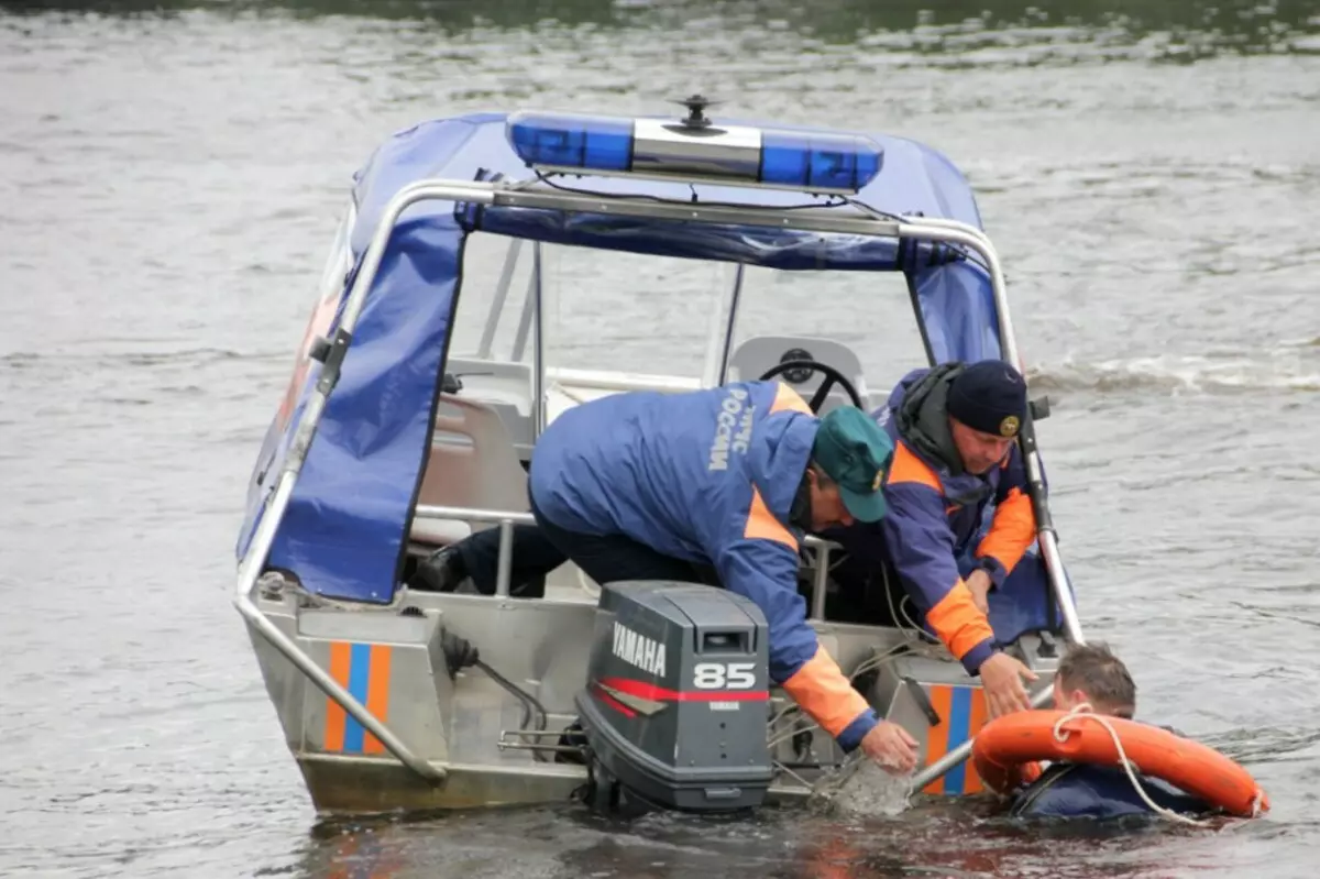 Rescuer: Ministerie van noodsituaties en besparende zeilers op water, verantwoordelijkheden op het werk en het beroepsberoep in Rusland, salaris en belangrijke professionele kwaliteiten 7225_3