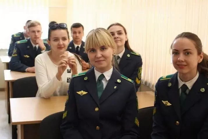 Patugas adat (19 poto): Tajak, tugas damel, fitur profésional, dimana aranjeunna diajar di perwira khusus di Rusia 7228_11
