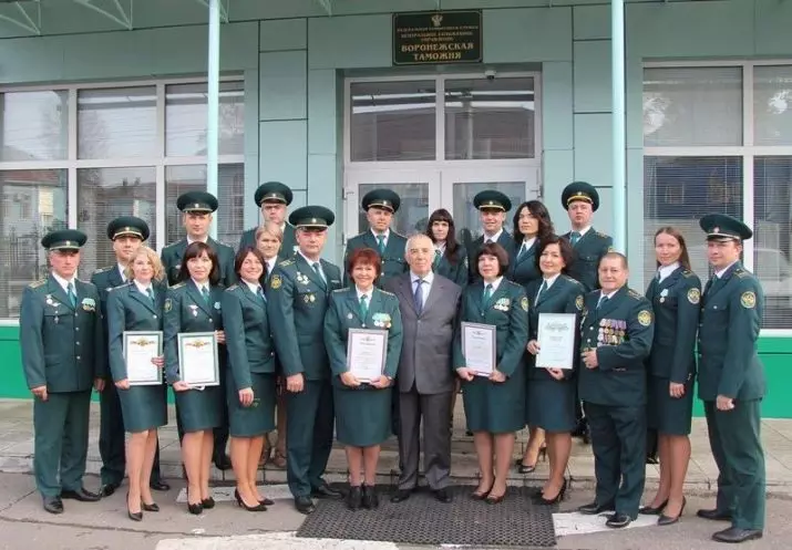 Petugas Pabean (19 Foto): Gaji, Tugas di Tempat Kerja, Fitur Profesi, di mana mereka diajarkan di Petugas Pabean di Rusia 7228_16