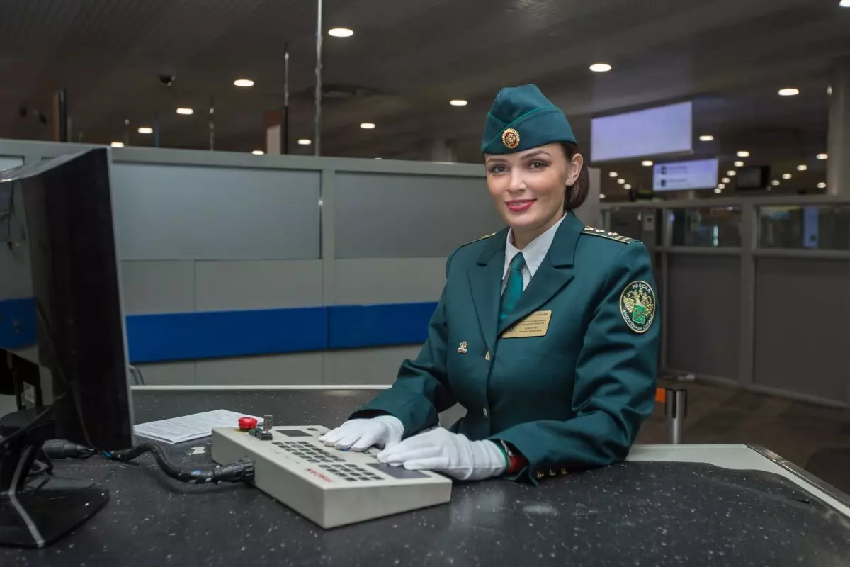 Petugas Pabean (19 Foto): Gaji, Tugas di Tempat Kerja, Fitur Profesi, di mana mereka diajarkan di Petugas Pabean di Rusia 7228_17