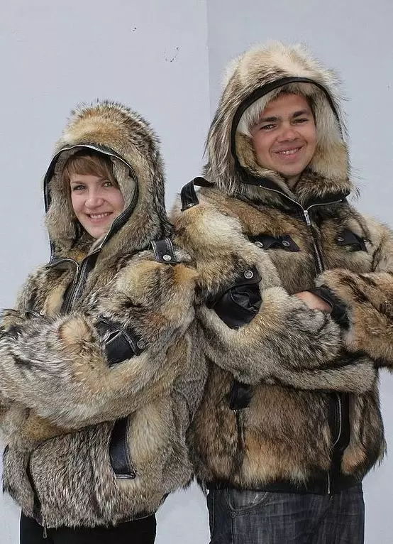 Wolf kažokādas mētelis (60 fotogrāfijas): sieviešu kažokāda, no stepes vilku kažokādas, no sarkanā, melnā, cik daudz izmaksu, atsauksmes 728_10