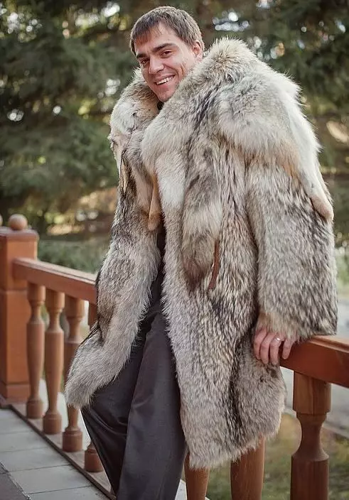 Wolf Fur Coat (60 foto's): Vroue se bontjas, van 'n steppe wolfbont, van rooi, swart, hoeveel koste, resensies 728_21