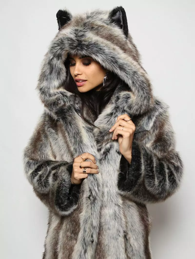 Wolf Fur Coat (60 foto's): Vroue se bontjas, van 'n steppe wolfbont, van rooi, swart, hoeveel koste, resensies 728_23
