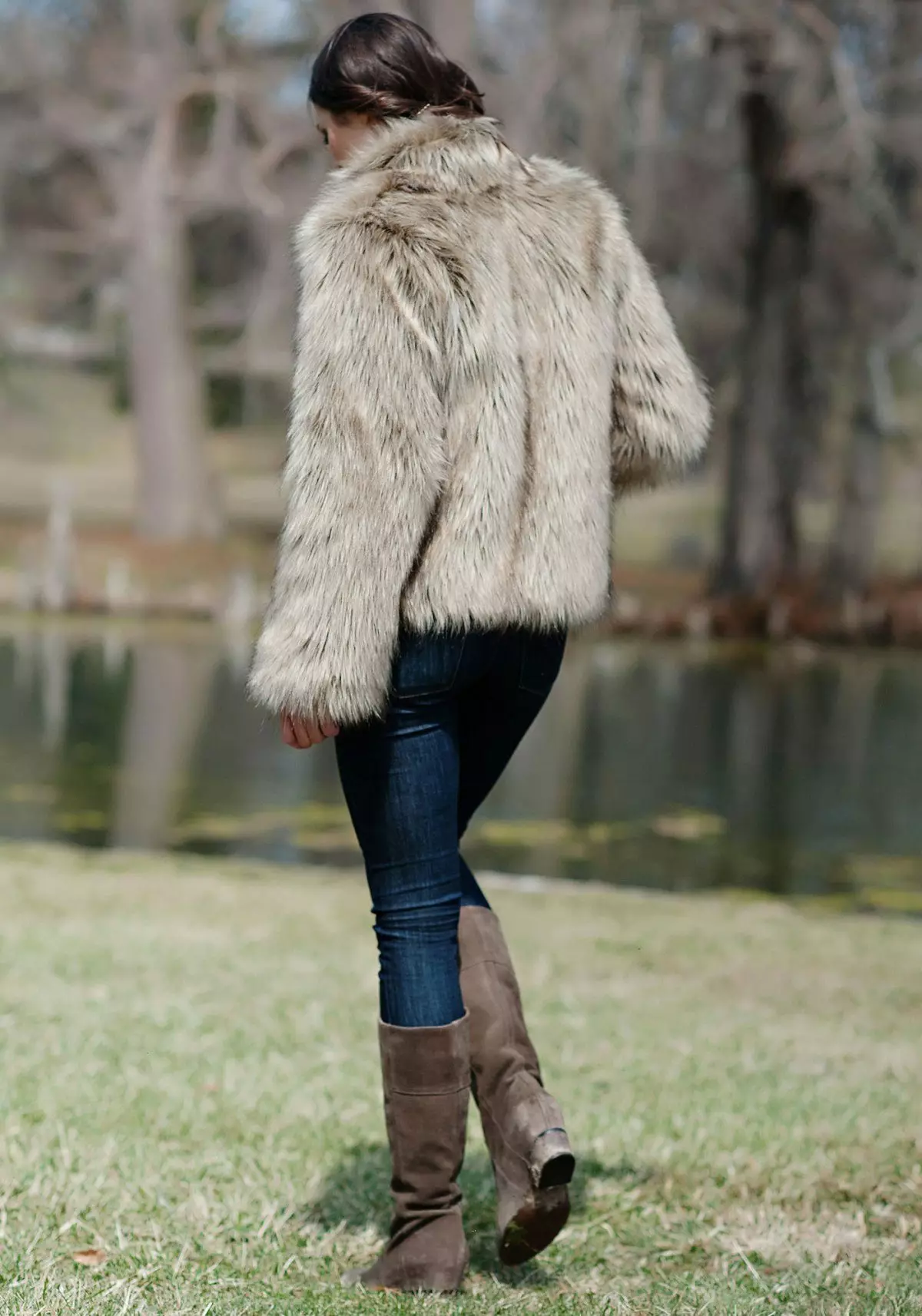 Wolf Fur Coat (60 foto's): Vroue se bontjas, van 'n steppe wolfbont, van rooi, swart, hoeveel koste, resensies 728_24