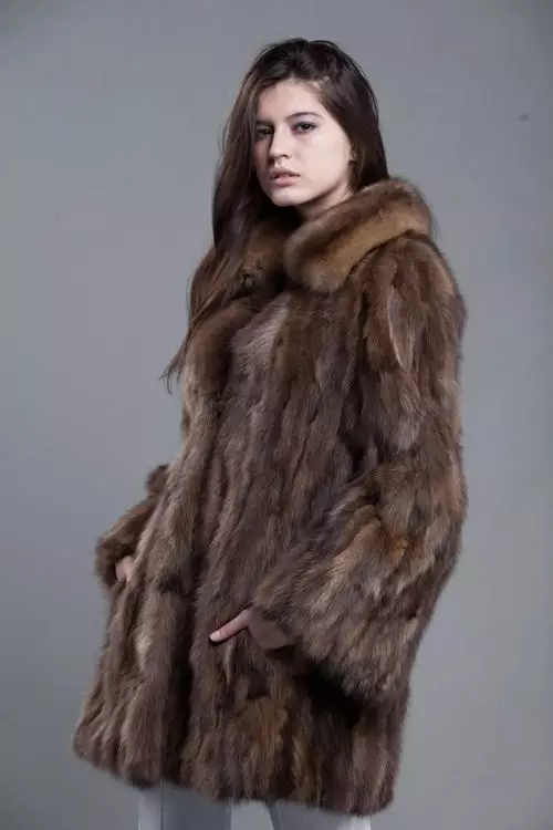 Wolf Fur Coat (60 foto's): Vroue se bontjas, van 'n steppe wolfbont, van rooi, swart, hoeveel koste, resensies 728_25