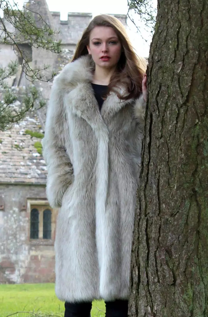 Wolf Fur Coat (60 foto's): Vroue se bontjas, van 'n steppe wolfbont, van rooi, swart, hoeveel koste, resensies 728_27