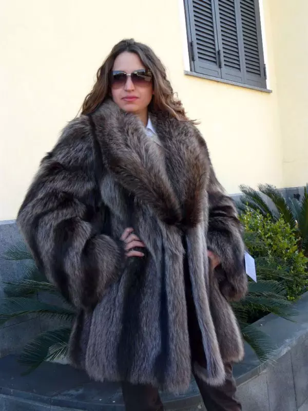 Wolf Bun kabát (60 fotó): Női szőrme kabát, egy sztyepp farkas szőről, piros, fekete, mennyi költségek, vélemények 728_37