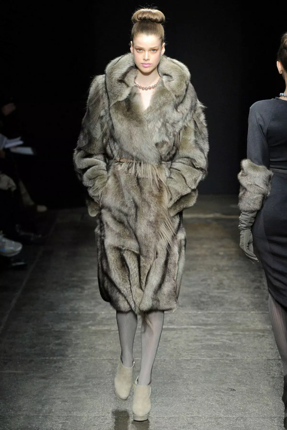 Wolf Fur Coat (60 foto's): Vroue se bontjas, van 'n steppe wolfbont, van rooi, swart, hoeveel koste, resensies 728_54